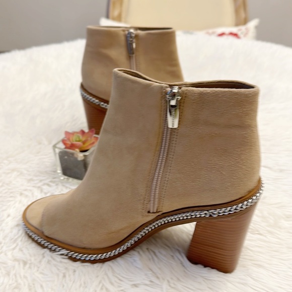 Vince Camuto Bitnny Tan Suede Chain Peep Toe Ankle Heel Bootie women size 8.5 - Picture 4 of 8